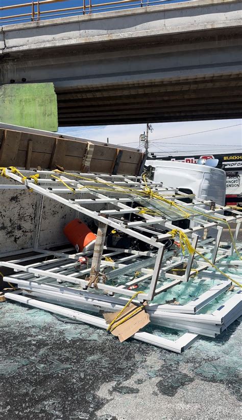 Vuelca Veh Culo Que Transportaba Vidrio En El Puente De La Corona