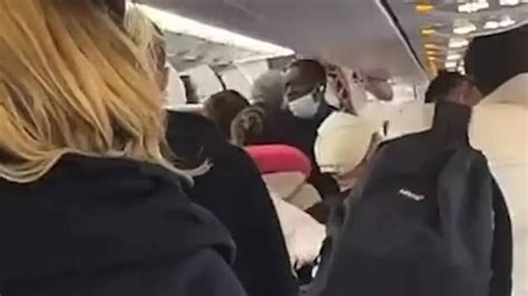 Vídeo Passageiro Britânico Soca Piloto E Provoca Confusão Em Voo