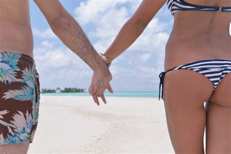 Les Jeunes Couples Heureux Ont L Amusement Sur La Plage Image Stock