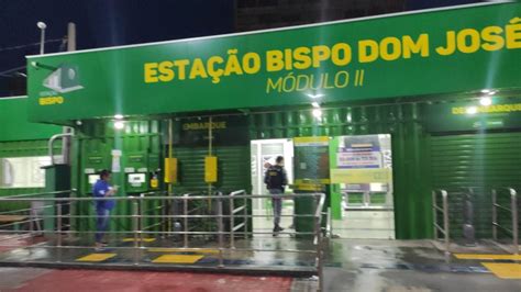 Criminosos invadem estação de ônibus furtam televisão e danificam