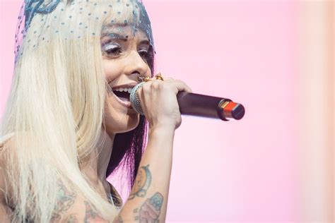 Cantora Melanie Martinez Acusada De Estuprar Amiga Metr Poles