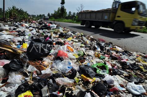 PENUMPUKAN SAMPAH JAMBI ANTARA Foto