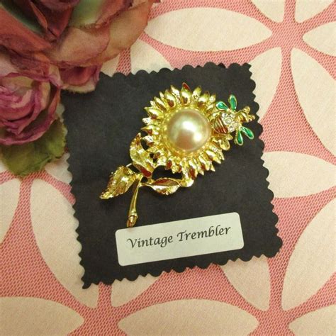 Vintage Flower Bee TREMBLER Brooch Floral En Tremblant Rhinestone Pearl