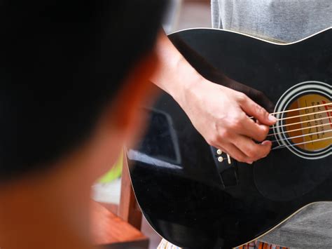 Cómo tocar la guitarra 13 pasos con fotos wikiHow