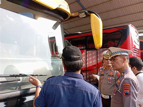 Antisipasi Kecelakaan Lalu Lintas Petugas Gabungan Di Banyumas Cek Bus