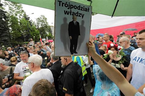 Ponad 100 tys osób protestuje w całym kraju w obronie sądów