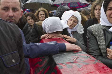 46 Kosovo Albanians Slain In 1999 Are Reburied Daily Mail Online