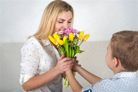 Hijo Le Da A Su Amada Madre Un Hermoso Ramo De Tulipanes El Concepto De