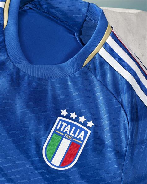 Serie Alas Espectaculares Nuevas Camisetas De Italia En Su Retorno Con