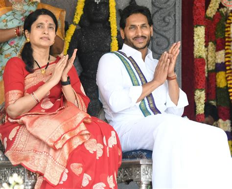 Andhra Pradesh CM celebrates Ugadi in traditional style - Social News XYZ