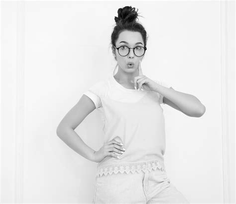 Portrait De Jeune Fille Brune Belle Modèle De Fille Avec Du Maquillage Nude Dans Des Vêtements