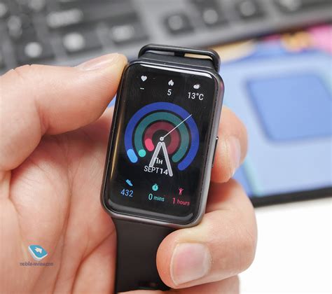 Mobile-review.com Обзор Huawei Watch Fit - для тех, кто любит побольше