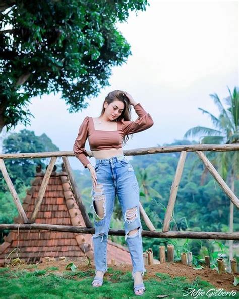 Very Millennial Hot Mom Casual OOTD Ala Celine Evangelista Looking Cool Often Wearing Chunky