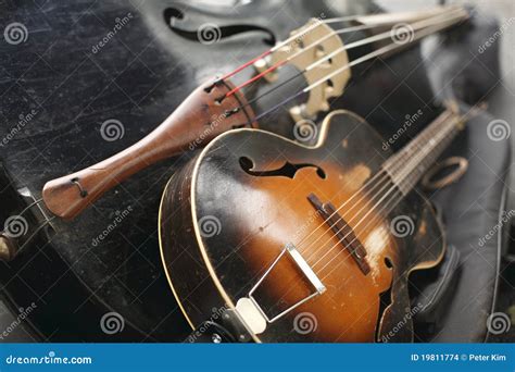 Instrumentos Musicais Amarrados Foto De Stock Imagem De Exterior