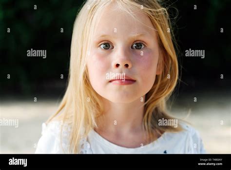 Portrait D Une Petite Fille Blonde Avec Arri Re Plan Flou Photo Stock Alamy