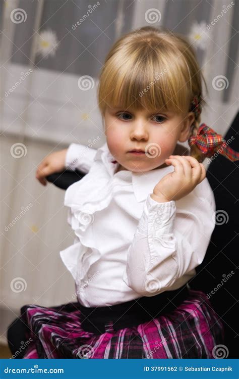 Petite Fille Blonde Avec Des Tresses Photo Stock Image Du Assez Pourpr