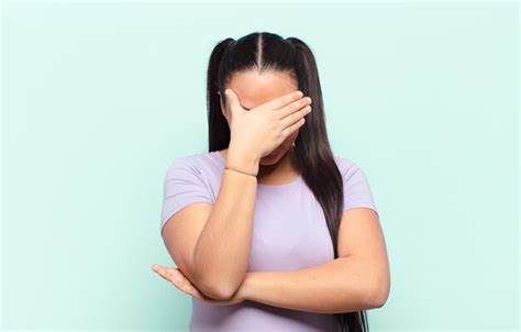 Mujer Latina Que Parece Estresada Avergonzada O Molesta Con Dolor De Cabeza Cubri Ndose La