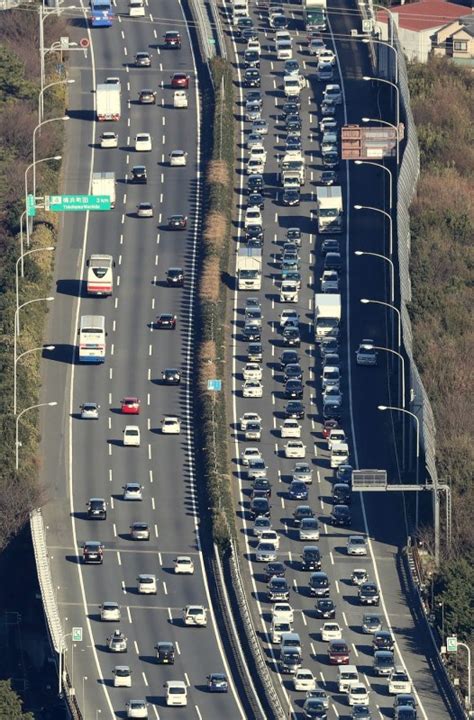 年末年始：帰省ラッシュ続く 高速渋滞、新幹線混雑 [写真特集3 4] 毎日新聞