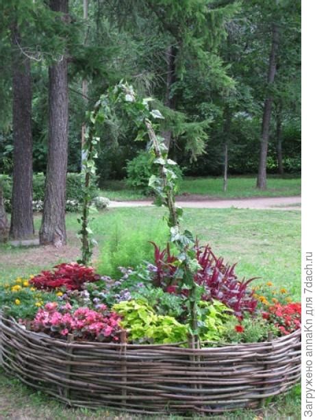 Клумба - плетеная корзинка