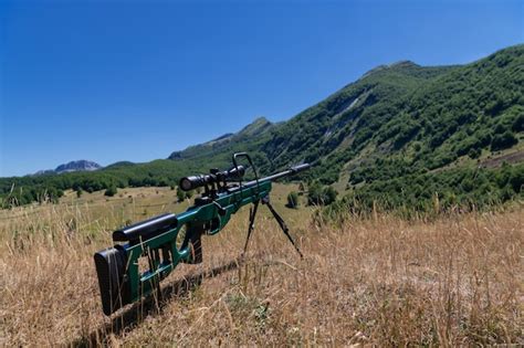 Un Fusil De Tireur D Lite Militaire Vert Avec Une Port E Pour La