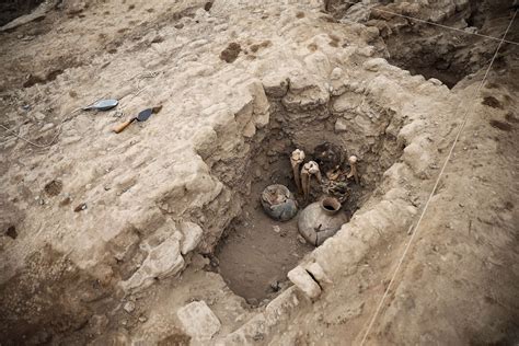 Archaeologists discover 1,000-year-old mummy in Peru - ABC News