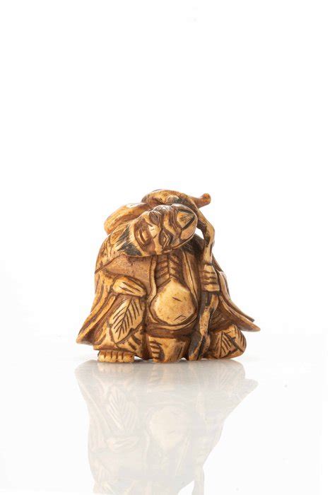 Ein großes Hirschgeweih Netsuke das einen Sennin 仙人 Unsterblicher