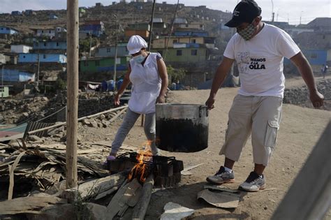 Miles De Familias Peruanas Recurren A Ollas Comunes Para Sobrellevar