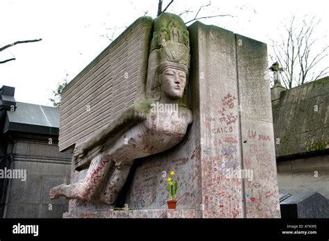 La Tumba De Oscar Wilde El Cementerio Pere Lachaise Cimetiere Du Pere