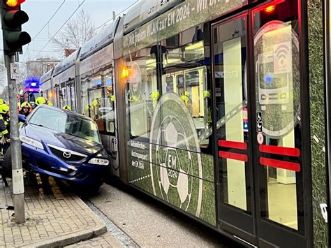 Verkehrsunfall Pkw Und Stra Enbahn Mit Drei Verletzten In Gelsenkirchen