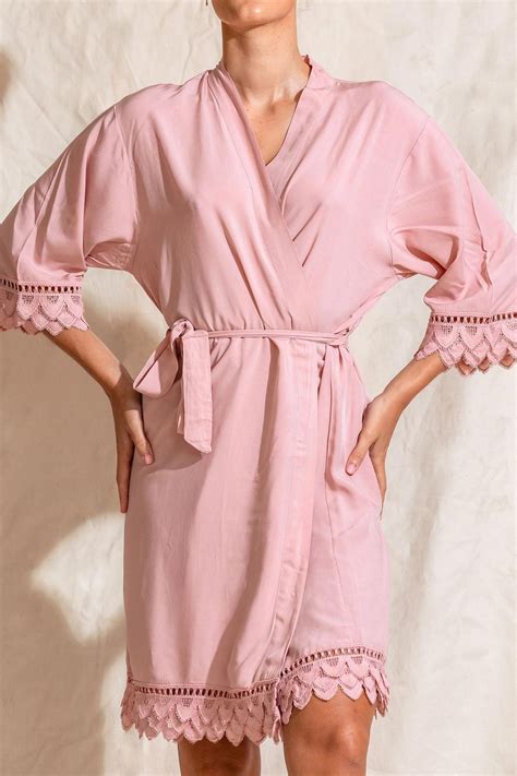 Áva Blush Pink Matte Feather Lace Bridesmaid Robe