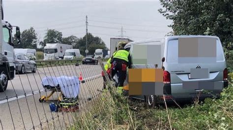 Neuendorf Lieferwagen Durchbricht Wildschutzzaun Auf A1 Lenker