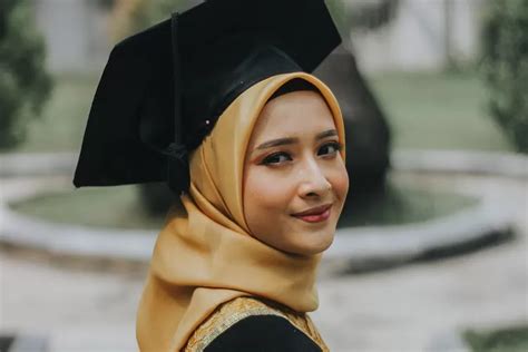 Bersinar Saat Wisuda Tutorial Makeup Natural Untuk Tampil Memukau Di