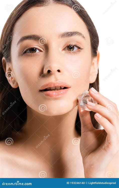 Brunette Junge Airbrush Nackte Menschen Mit Der Perfekten Haut Eiswürfel Nahe Dem Gesicht
