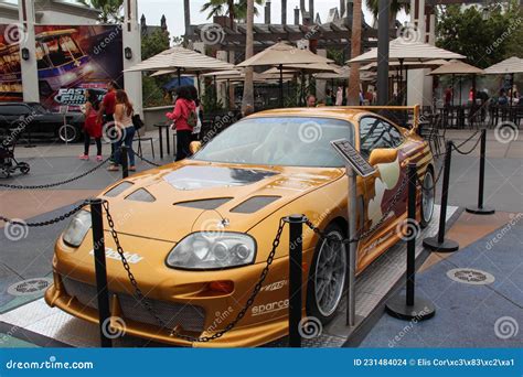 Toyota Supra Amarillo Está Equipado Con Un Motor De 30 De Transmisión