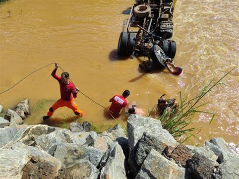 Motorista morre após caminhão cair de ponte na BR 356 em Muriaé Por