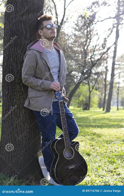 Retrato De Um Homem Novo Ao Ar Livre Foto De Stock Imagem De Amizade