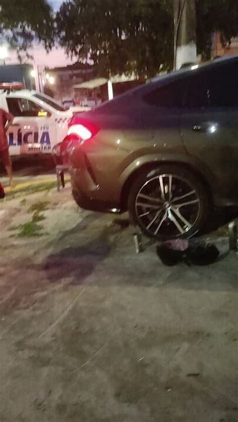 Em Carro De Luxo Mulher Embriagada Invade Cal Ada E Quase Atropela