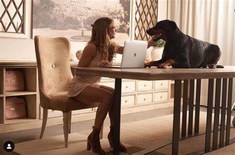 Người đẹp làng võ khoe bikini cực lạ Thánh nữ UFC suýt lộ vòng 1