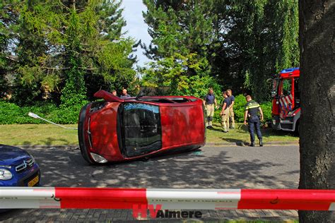 Auto Belandt Op Zijn Kant Bij Ongeval Seizoenenbuurt Hv Almere