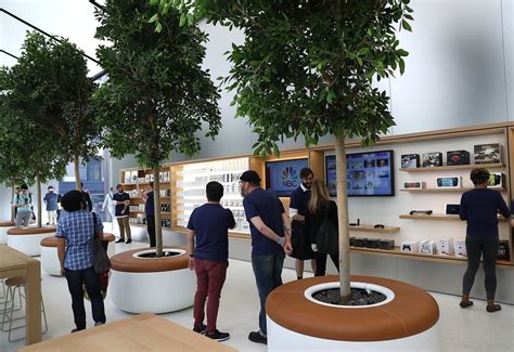 Apple Opens New San Francisco Flagship Store | TIME