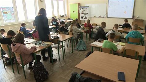 Luzowanie Obostrze Kolejni Uczniowie Wracaj Do Nauki W Systemie