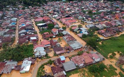 Banjir Bandang Landa Kota Padang Ribuan Rumah Terendam Riau