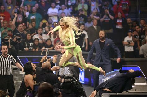 写真：【wwe】シャーロット・フレアーがレッスルマニアの挑戦者リアと大乱闘！ 全身黄タイツで大暴れ 東スポweb