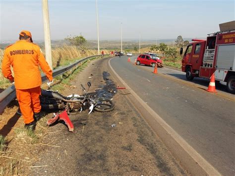 G1 Homem Morre Em Batida Frontal Entre Carro E Moto Na Df 280