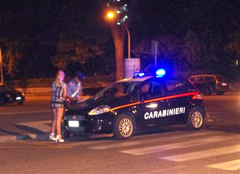 Prostituzione A Firenze L Ordinanza Di Nardella Pugno Duro Contro I