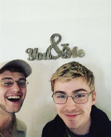 13 Reasons Why Cast Miles Heizer And Brandon Flynn Alex Standall Series E Filmes Cabelo E Beleza