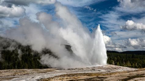 Study Estimates When Yellowstone National Park S Giant Supervolcano