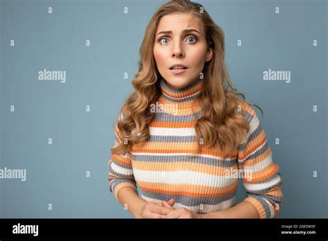 Photo Portrait De Jeune Attrayante Beau Triste Boulevers Nerveux Blonde Femme Avec Des Motions