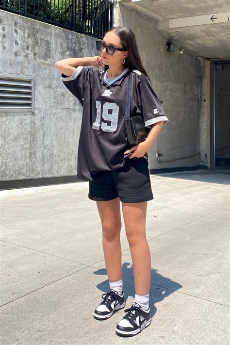 16 Ways To Wear A Football Jersey That Actually Look Cute Casual