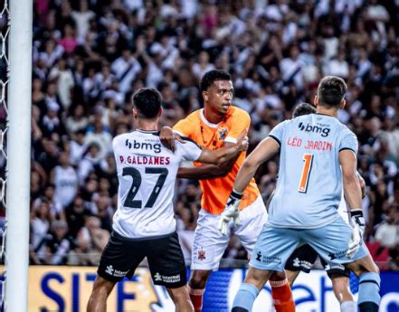 Manchester City Jogada Do Nova Igua U Contra O Vasco Chama Aten O Nas